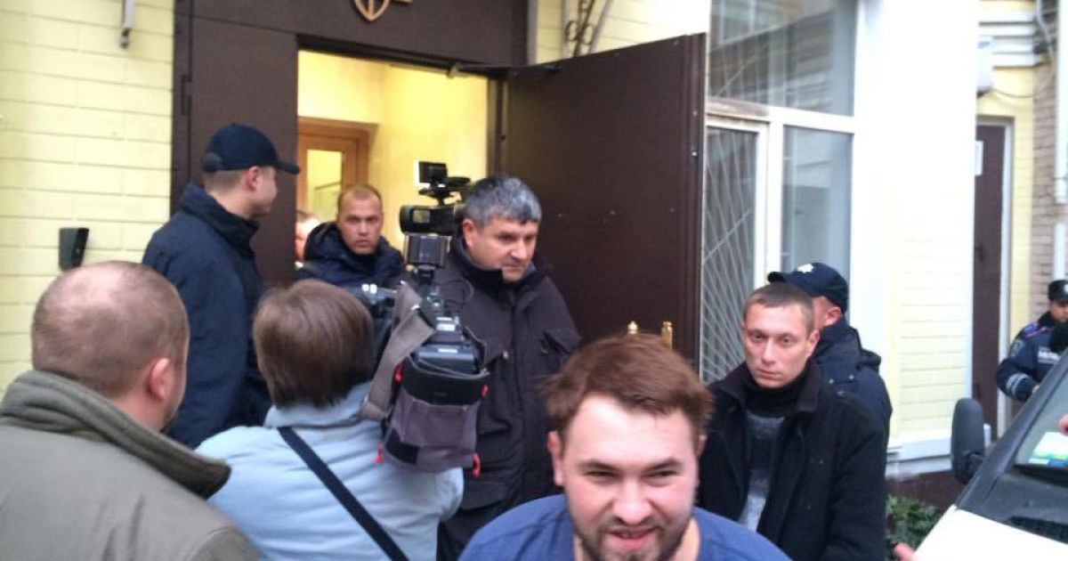 Суд над Корбаном закончился дракой, вызовом скорой и скандальной SMS-кой / © Фото Валерии Ковалинской/ТСН
