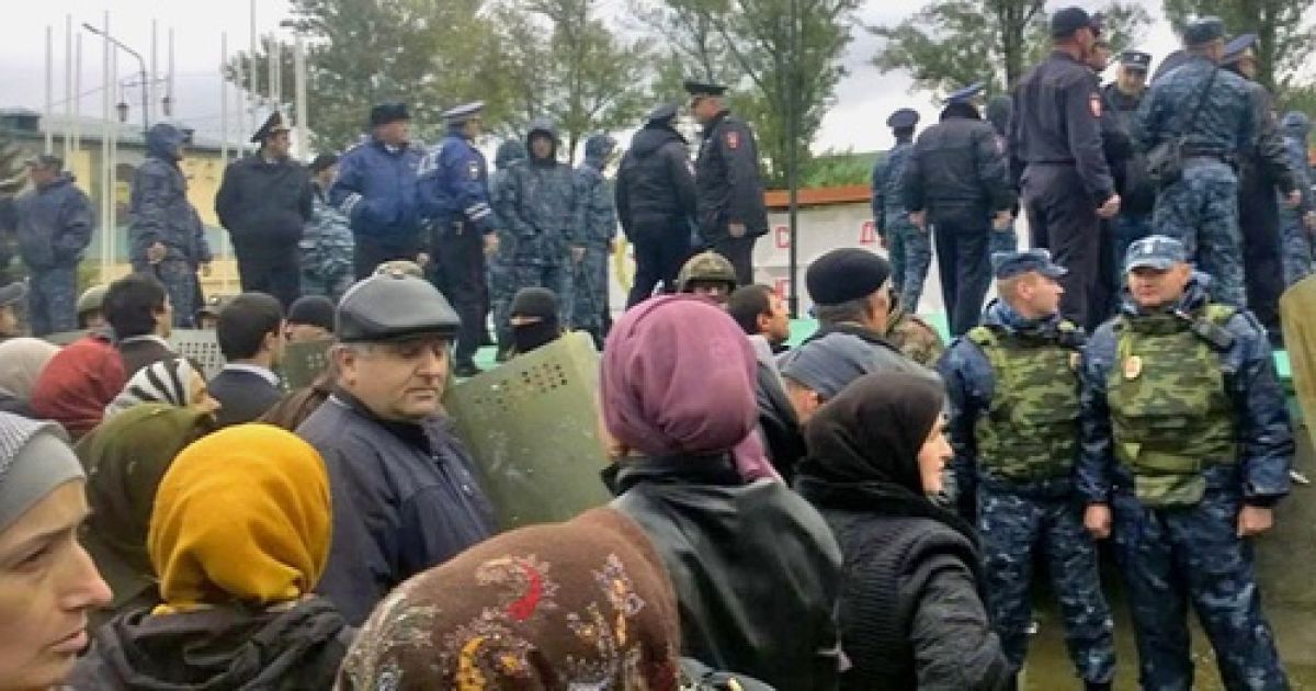 Встреча депутатов с избирателями закончилась массоым избиением.