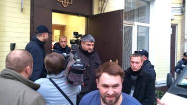 Суд над Корбаном закончился дракой, вызовом скорой и скандальной SMS-кой / © Фото Валерии Ковалинской/ТСН