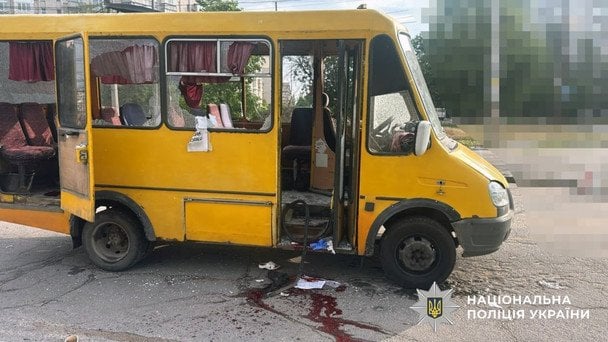 Росіяни вдарили дроном по маршрутці у Херсоні. / © Національна поліція України