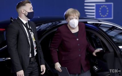 У баклажановому жакеті і нових штанях: Ангела Меркель прибула на саміт ЄС