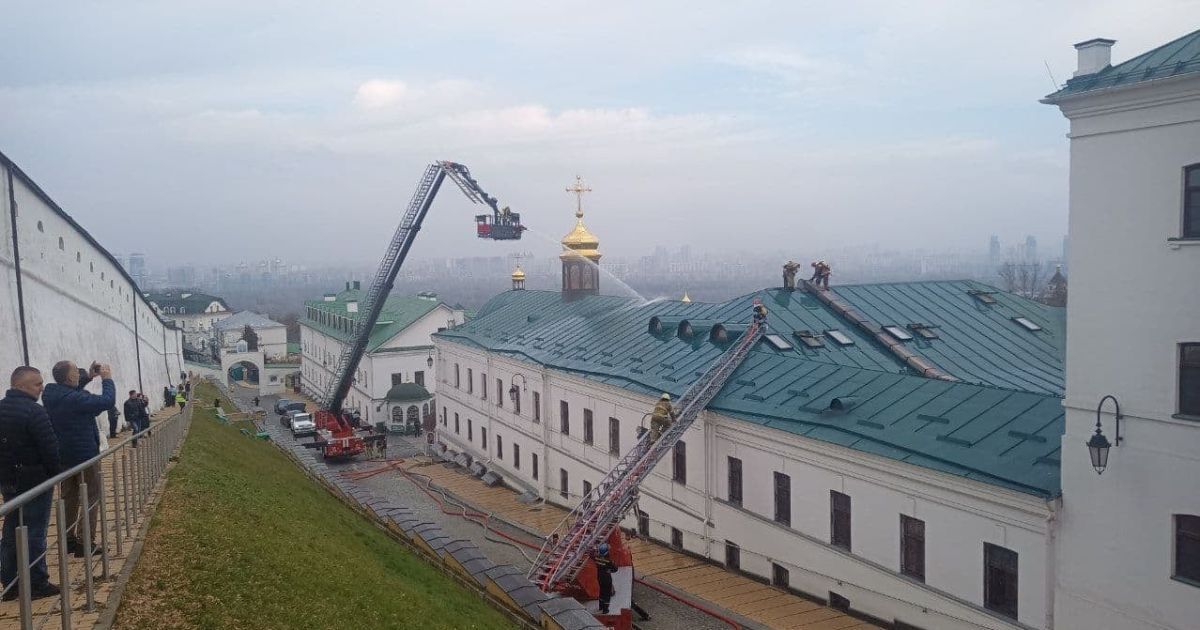 Під час пожежі в Лаврі постраждали троє людей: один вистрибнув з вікна другого поверху (відео)
