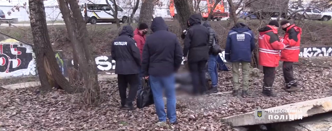 У Києві у річці Либідь знайшли тіло військового: відео