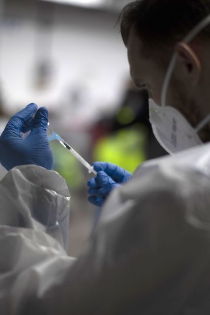 Смерть после вакцины: сколько привитых от коронавируса людей умерло и какова причина