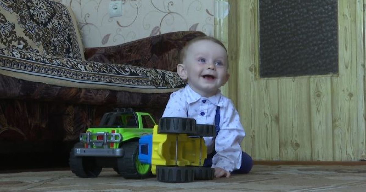 Мошенник обчистил банковский счет больного малыша, которому украинцы собирали деньги на имплант