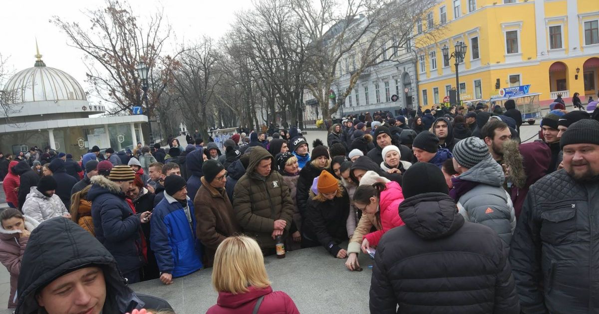 В Одесі невідомі "кинули" сотні людей, зібравши на проплачений мітинг за кандидата, який не існує