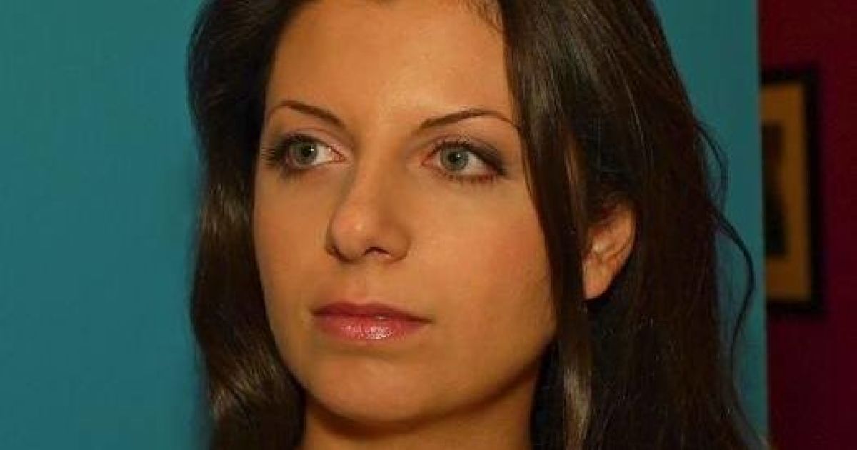 "Я тоже хочу плюнуть". Сеть смеется над плевком в российскую пропагандистку Симоньян