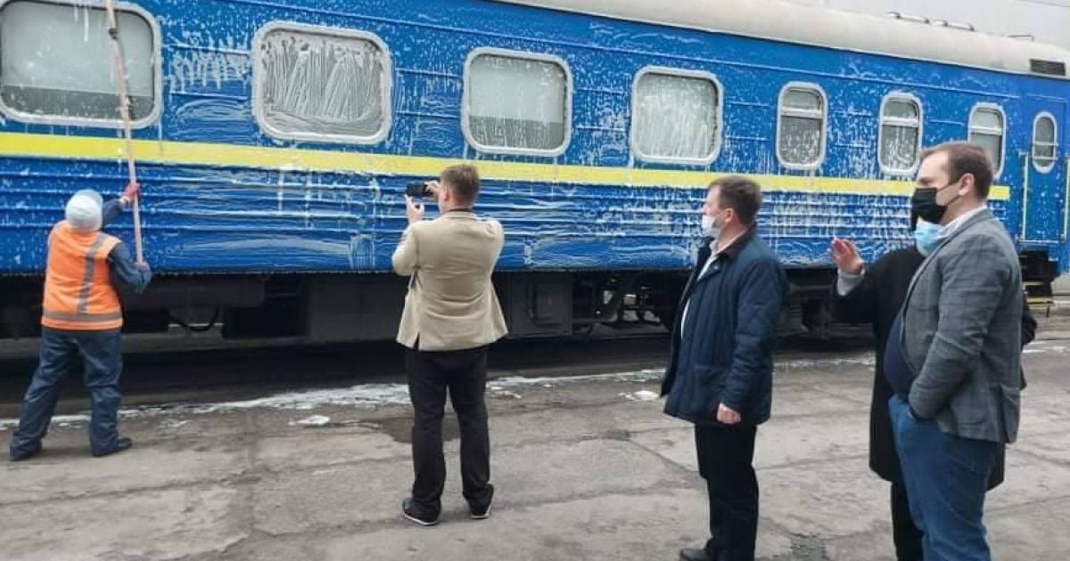 Іноземцеві, який мив  брудне вікно свого вагону, "Укрзалізниця" влаштувала показовий майстер-клас
