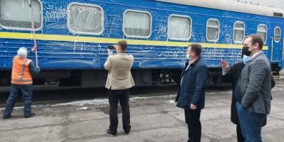 Иностранцу, который мыл грязное окно своего вагона, "Укрзалізниця" устроила показательный мастер-класс