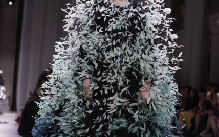 Вся в пір'ї: Кайя Гербер дефілювала на шоу Givenchy в Парижі