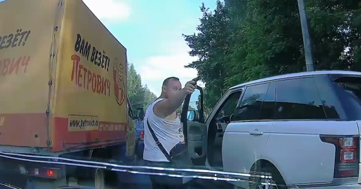 У Санкт-Петербурзі водій Range Rover влаштував стрілянину під час конфлікту на дорозі: відео