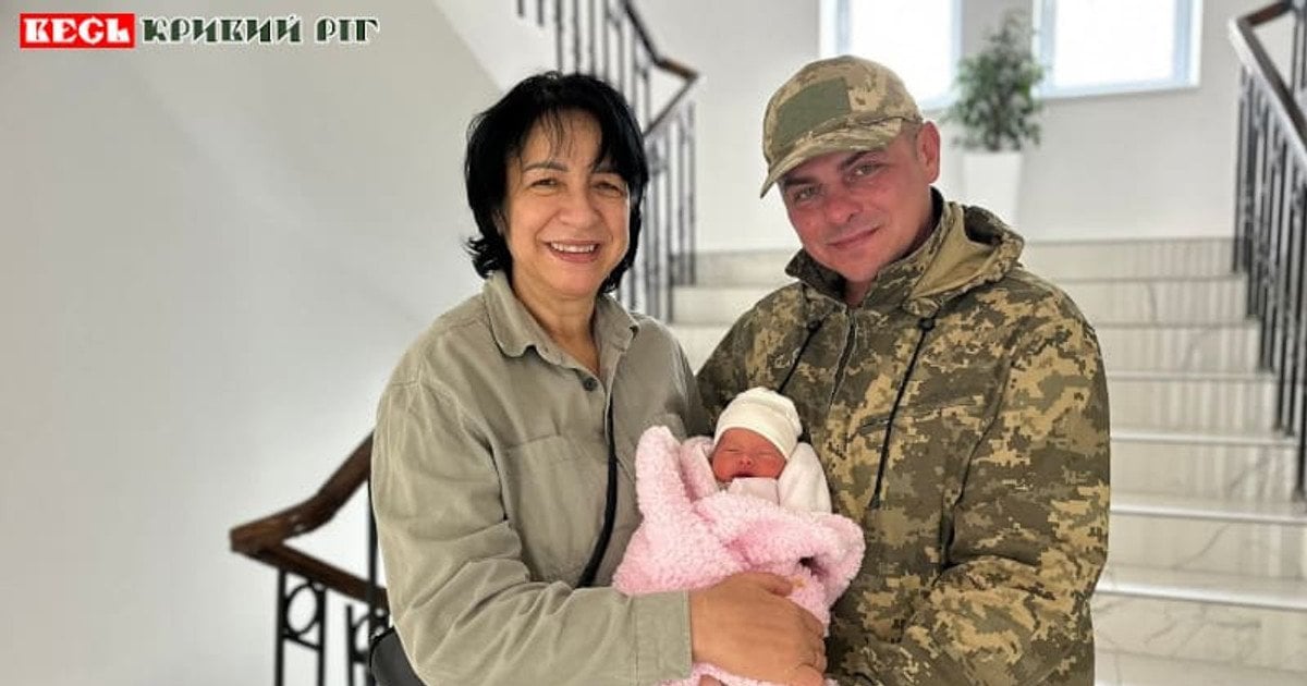 Счастливые родители Наталья и Сергей с новорожденной дочкой Соломийкой