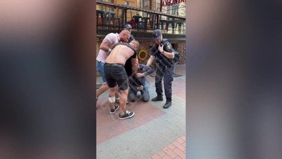 В центре Львова задержали бросавшегося на людей чиновника