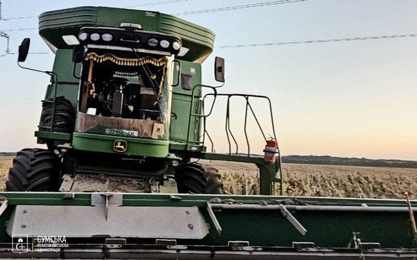 Пошкоджена сільськогосподарська техніка через атаку на Сумську область / © Сумська ОВА