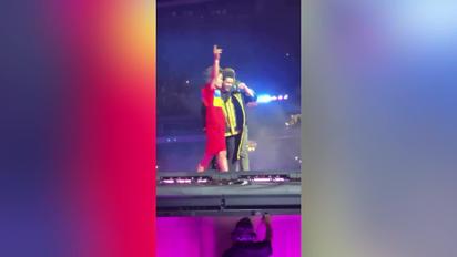 Во время концерта The Weeknd прямо на сцену выскочил активист в футболке "Свобода Украине"