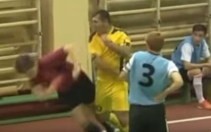 В России футболист прямо во время матча нокаутировал судью
