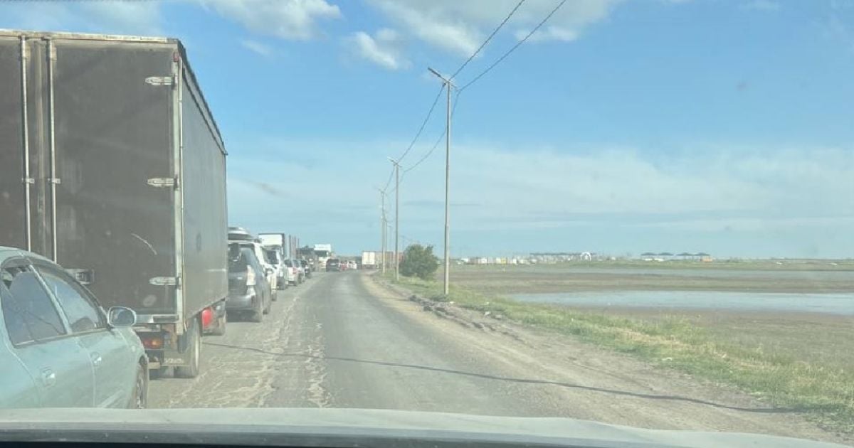 На КПП "Чонгар" по дороге от Мелитополя в Крым образовались огромные очереди автотранспорта