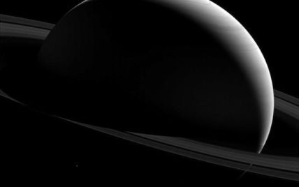NASA показало обратную сторону Сатурна