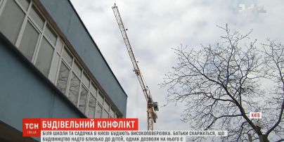 У Києві над головами школярів встановили височезний будівельний кран