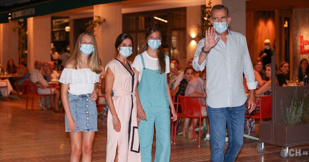 Іспанські монархи в об'єктивах папараці у відпустці — фото — Суспільство — tsn.ua - Vimarsana News