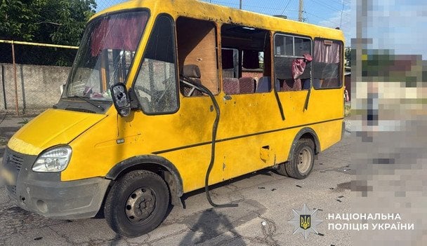 Росіяни вдарили дроном по маршрутці у Херсоні. / © Національна поліція України