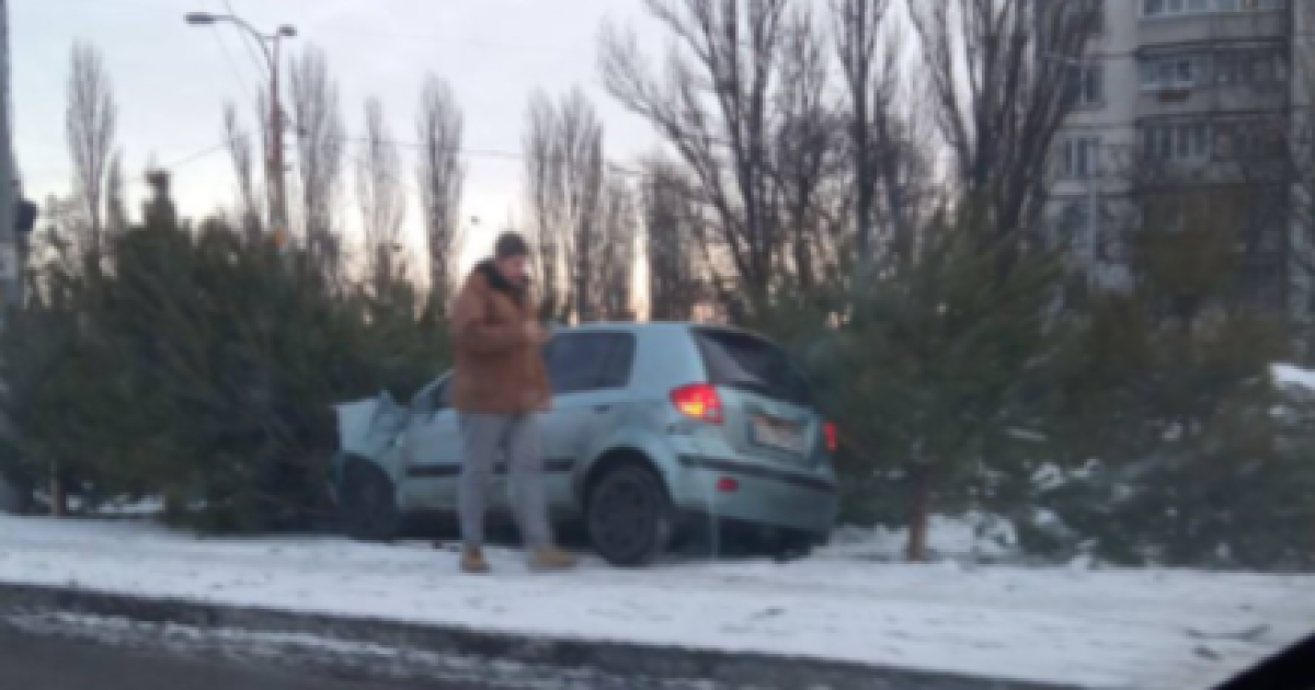 В Киеве водитель на Hyundai влетел в елочный базар: фото