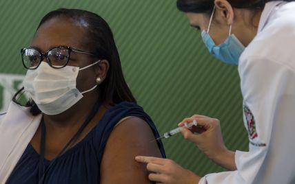 Бразилія дозволила екстрене використання двох вакцин проти COVID-19: хто отримав перше щеплення