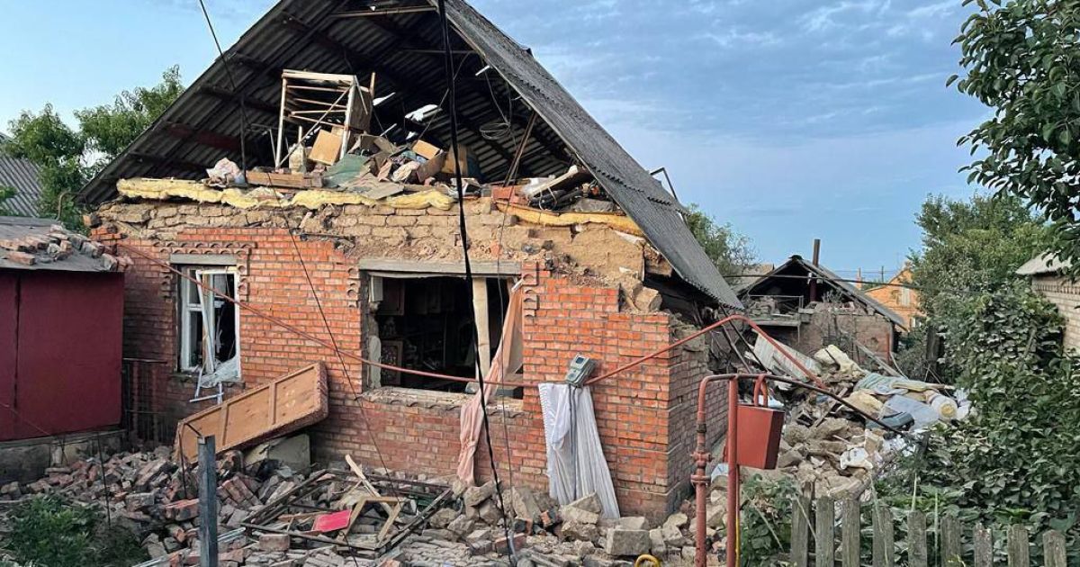 Обстріл Нікополя: рятувальники дістали з-під завалів тіла двох людей