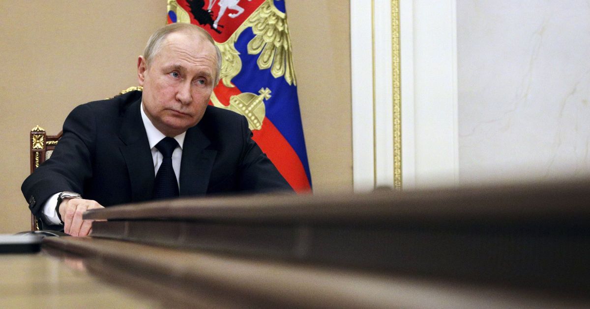 Депутатов, требовавших устранения Путина, вызвали в полицию и разрешили распустить их Раду