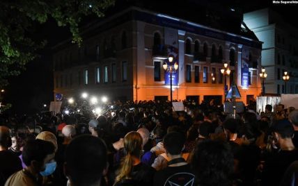 В Грузии во время протестов из-за смерти избитого гомофобами оператора задержали 12 человек