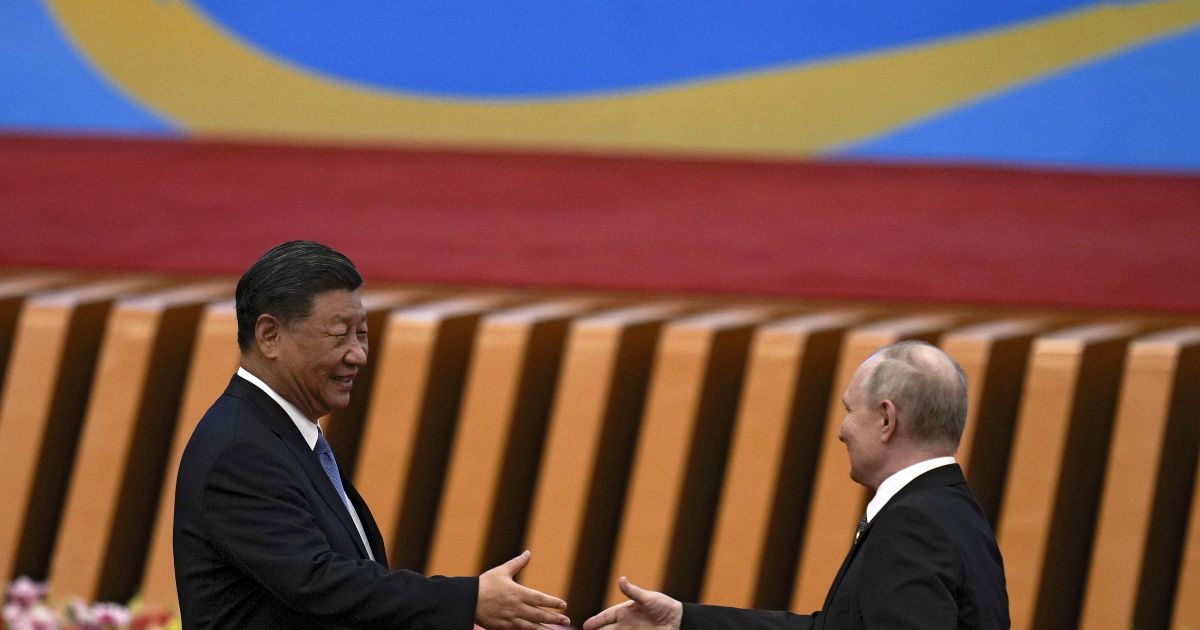 Лидер Китая Си Цзиньпин и президент РФ Владимир Путин в Пекине 18 октября 2023 года