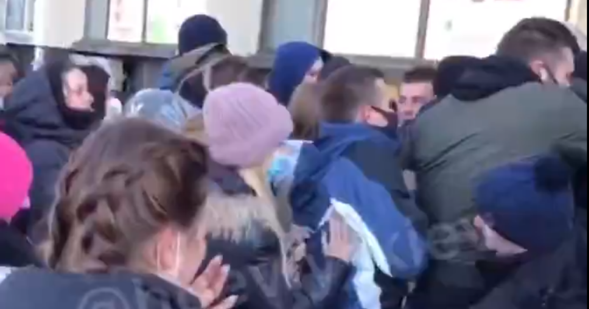 "Сходами тип полетів": у Києві відвідувачі влаштували шокувальну штовханину на відкритті секондхенду