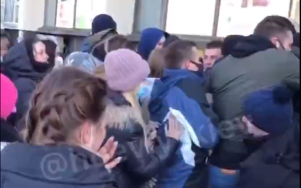 "По лестнице тип полетел": в Киеве посетители устроили шокирующую толкотню на открытии секонд-хенда