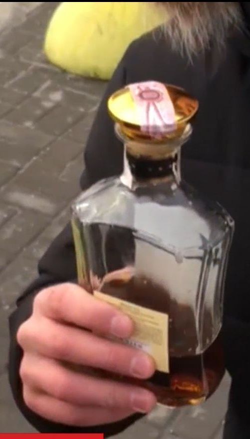 Журналісти ТСН розпивали "коньяк" у центрі Києва, щоб перевірити реакцію поліцейських