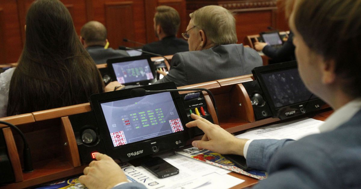 Київрада зі скандалами та бійками провалила створення музею на Поштовій площі замість ТРЦ