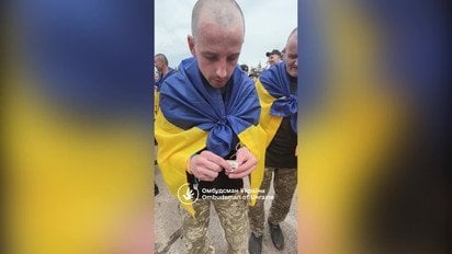 "Три года мы не ели шоколада": первые кадры с освобожденными защитниками