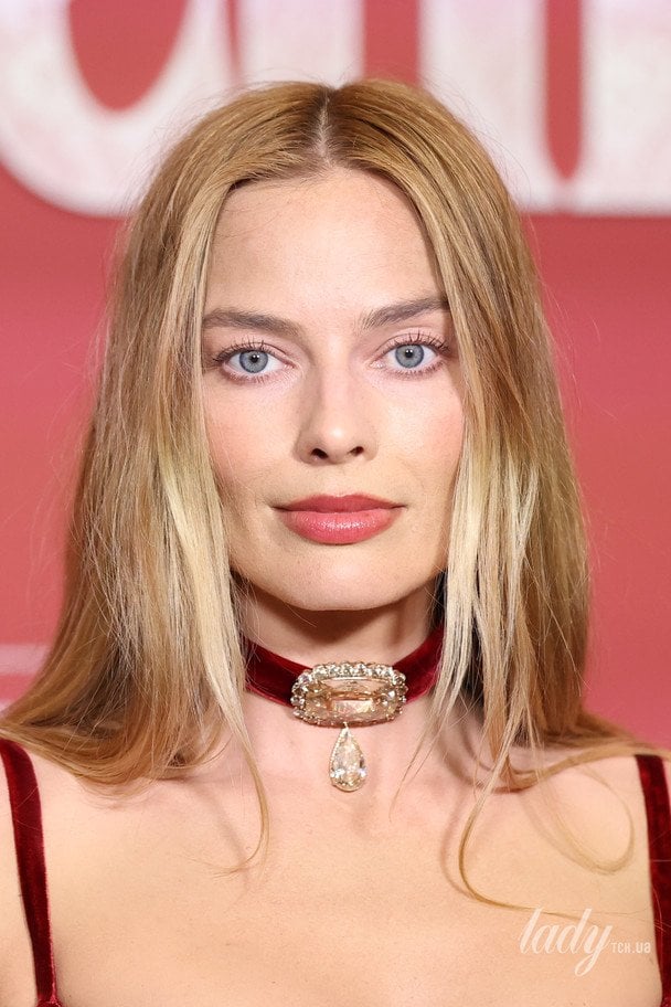 Марго Роббі на прем’єрі «Буремного перевалу» у неймовірному чокері / © Getty Images