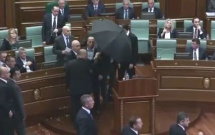 Премьер-министра Косово забросали яйцами в парламенте