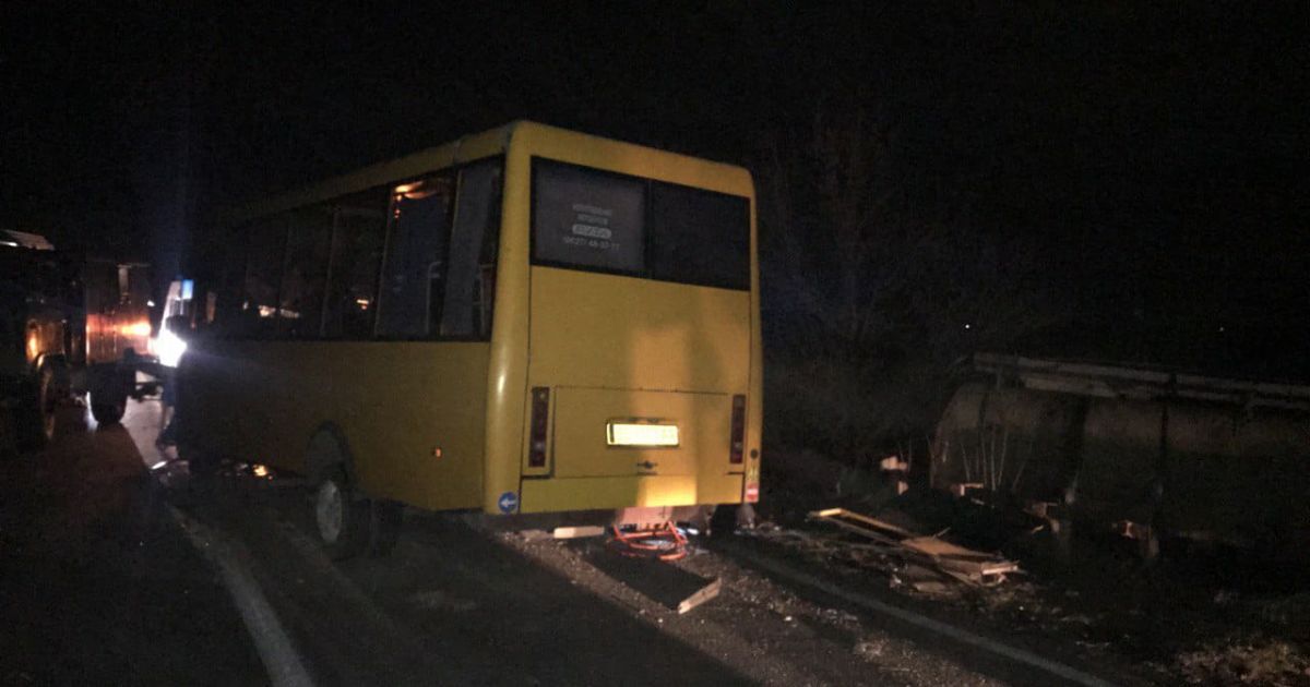 На трасі "Одеса-Миколаїв" вантажівка зіткнулась з маршруткою: пасажирів довелося евакуювати