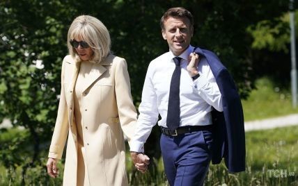 В елегантному пальті і короткій сукні: Бріжит Макрон у стильному образі з'явилася на саміті G7