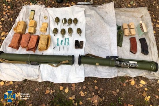 Гранати, патрони і кілограми вибухівки: на кордоні з Білоруссю СБУ знайшла велику схованку зі зброєю (фото)