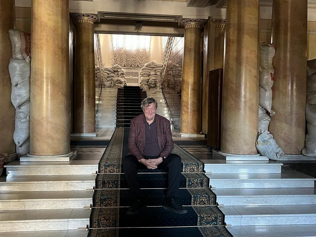 Стивен Фрай в кабинете президента / © instagram.com/stephenfryactually