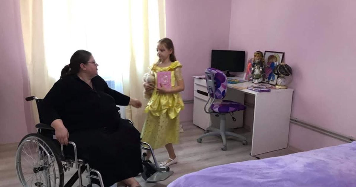 Спала на підлозі і доглядала за прикутими до ліжка мамою та бабусею: історія 9-річної дівчинки вразила Мережу