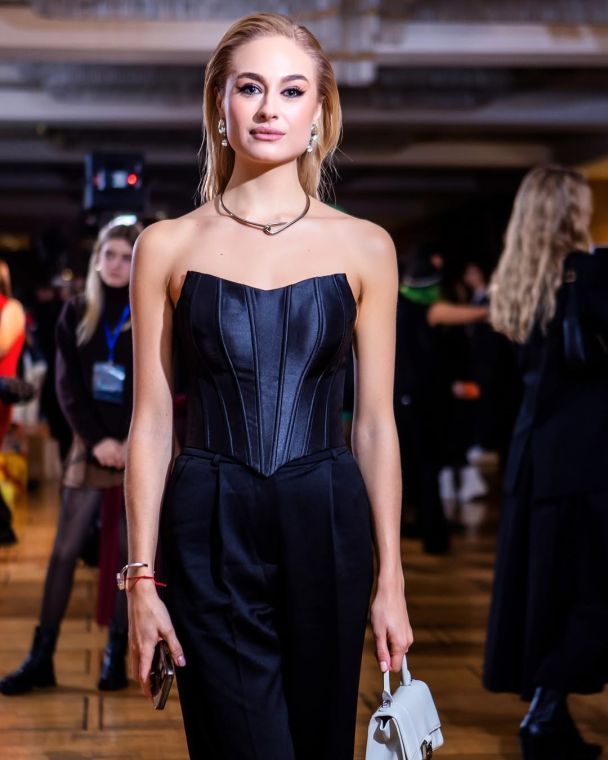 Анастасія Цимбалару стала брюнеткою і похизувалась перевтіленням: "Через скільки я пошкодую?"