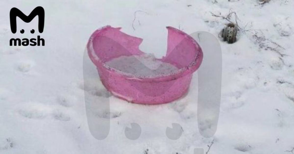"Внесли трохи стилю": в Бєлгородській області РФ мешканці обгородили снаряд, що не розірвався, рожевим тазом