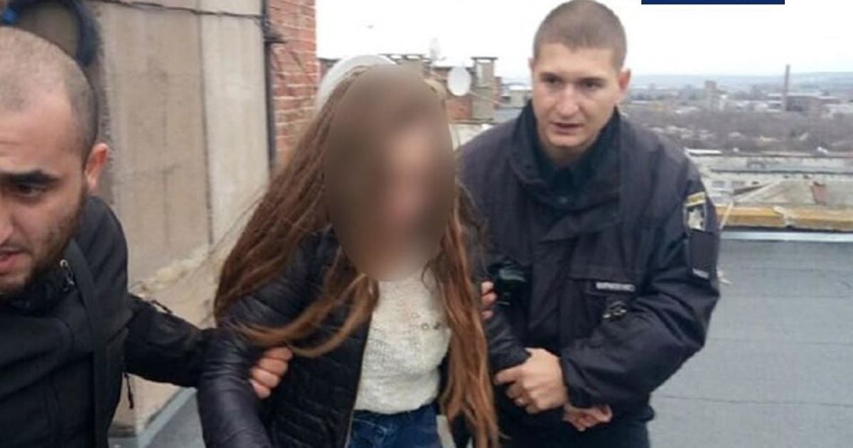 На Донеччині патрульні завадили 14-річній дівчині стрибнути з даху дев'ятиповерхівки