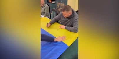 Міккі Рурк оголосив про розіграш українського прапора з підписом Валерія Залужного