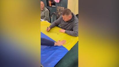 Микки Рурк объявил о розыгрыше украинского флага с подписью Валерия Залужного