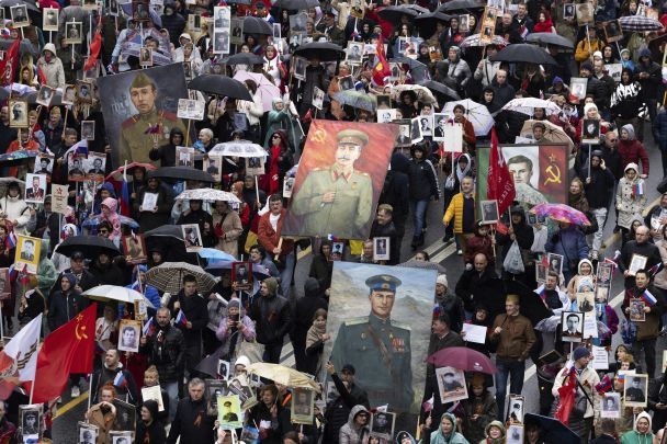 Люди беруть участь у ході “Безсмертного полку”, яка пройшла центральною вулицею в напрямку Червоної площі на честь 77-ї річниці завершення Другої світової війни, в Москві, Росія, 9 травня 2022 року. / © Associated Press