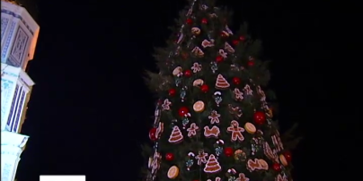 Главную новогоднюю елку страны украсили тысячей украшений
